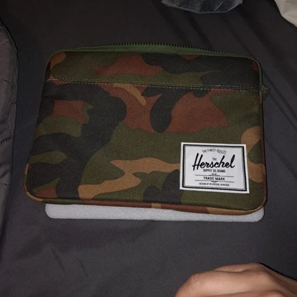 HERSCHEL IPAD Sleeve, BRAND NEW - Picture 1 of 4